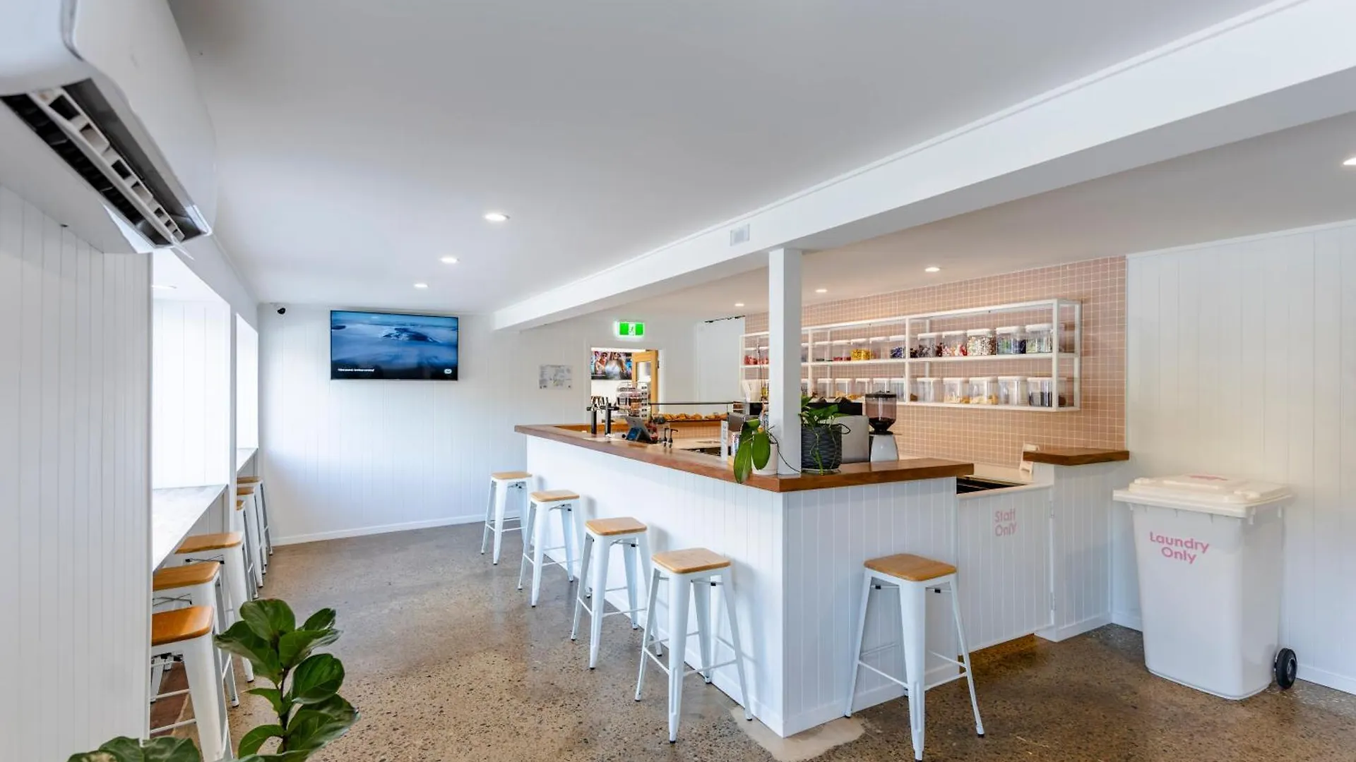 Surf Inn Boutique Backpackers - Free Breakfast Gold Coast Australia